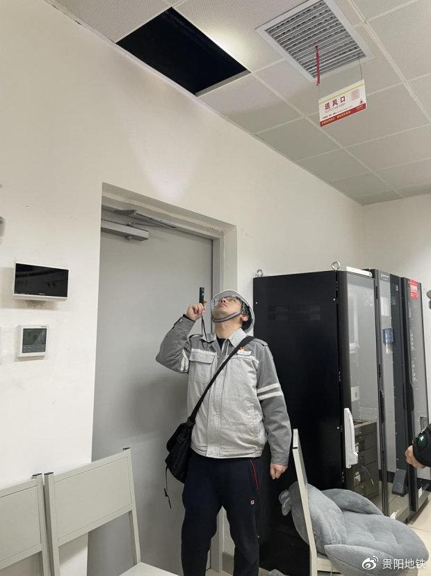 王倫月仔細(xì)檢查車站每一處送風(fēng)口