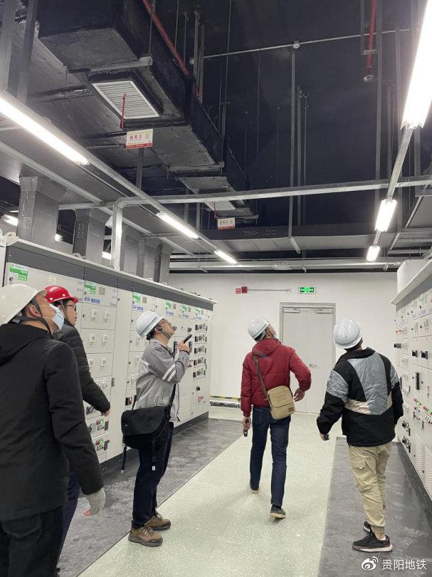 王倫月與同事在機(jī)電設(shè)備房檢查施工收尾工作