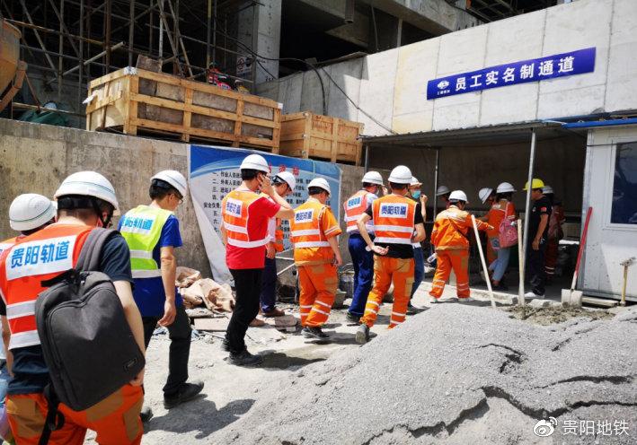進(jìn)站前門(mén)禁登記及體溫測(cè)量