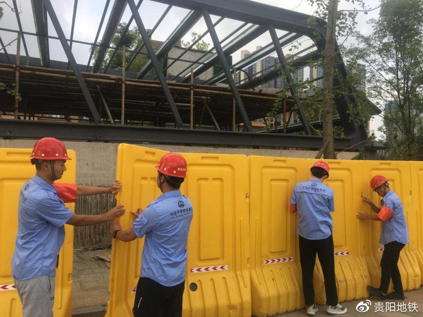 志愿者服務隊擺放水馬