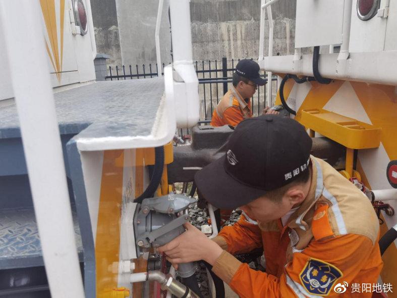 調(diào)試人員試車線連接重聯(lián)電纜