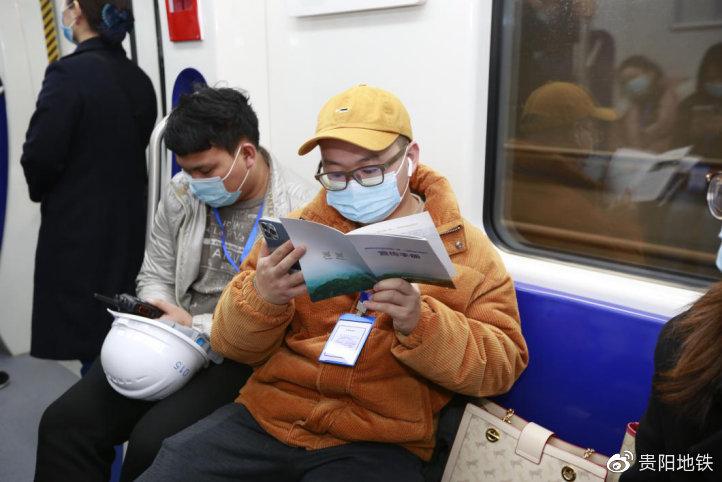 體驗者認真閱讀2號線試運行宣傳手冊