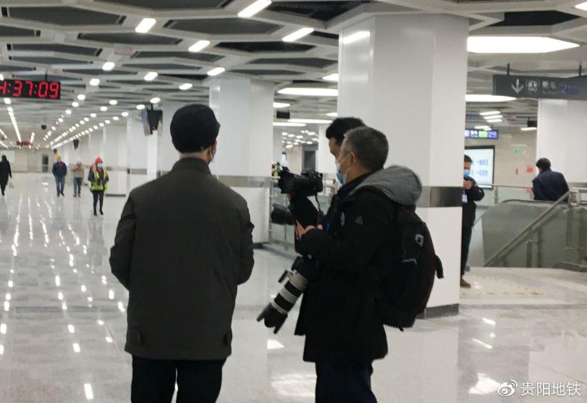 攝影愛好者為記錄2號線試運行帶來了長槍短炮