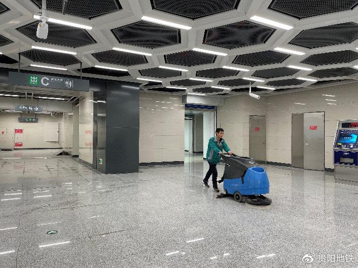 洗地機(jī)清洗地面