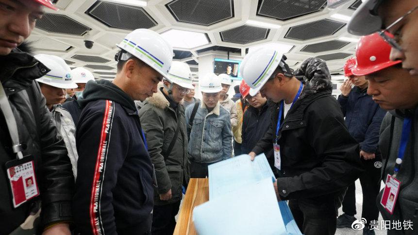 驗收組人員對施工圖紙進行詳細檢查