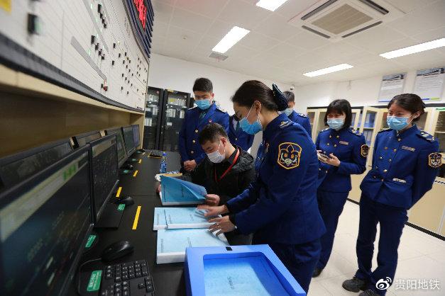 專家組查閱車站臺(tái)賬資料