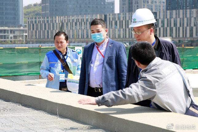 專家組檢查站外土建工程建設(shè)情況
