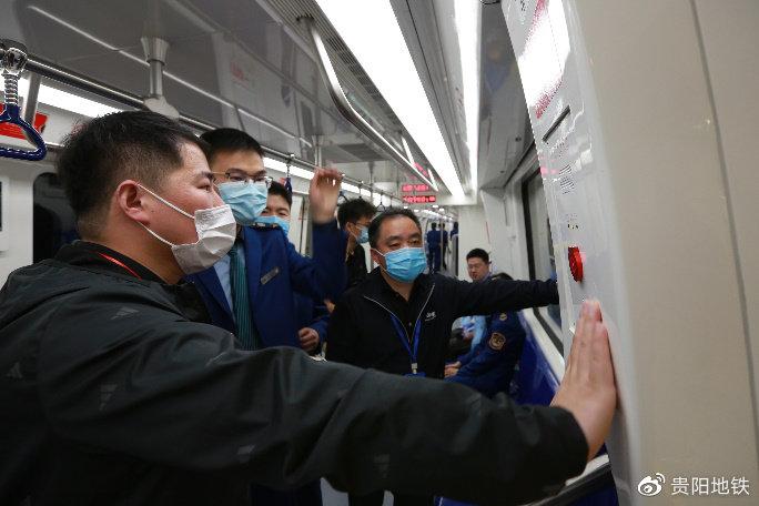 專家組檢查列車緊急通話系統(tǒng)